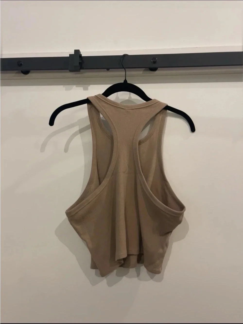 ALO YOGA Aspire Crop Tank Ribbed Racerback in Gravel Size: L (NWOT) 🏷️ MSRP: $68 - Picture 5 of 6